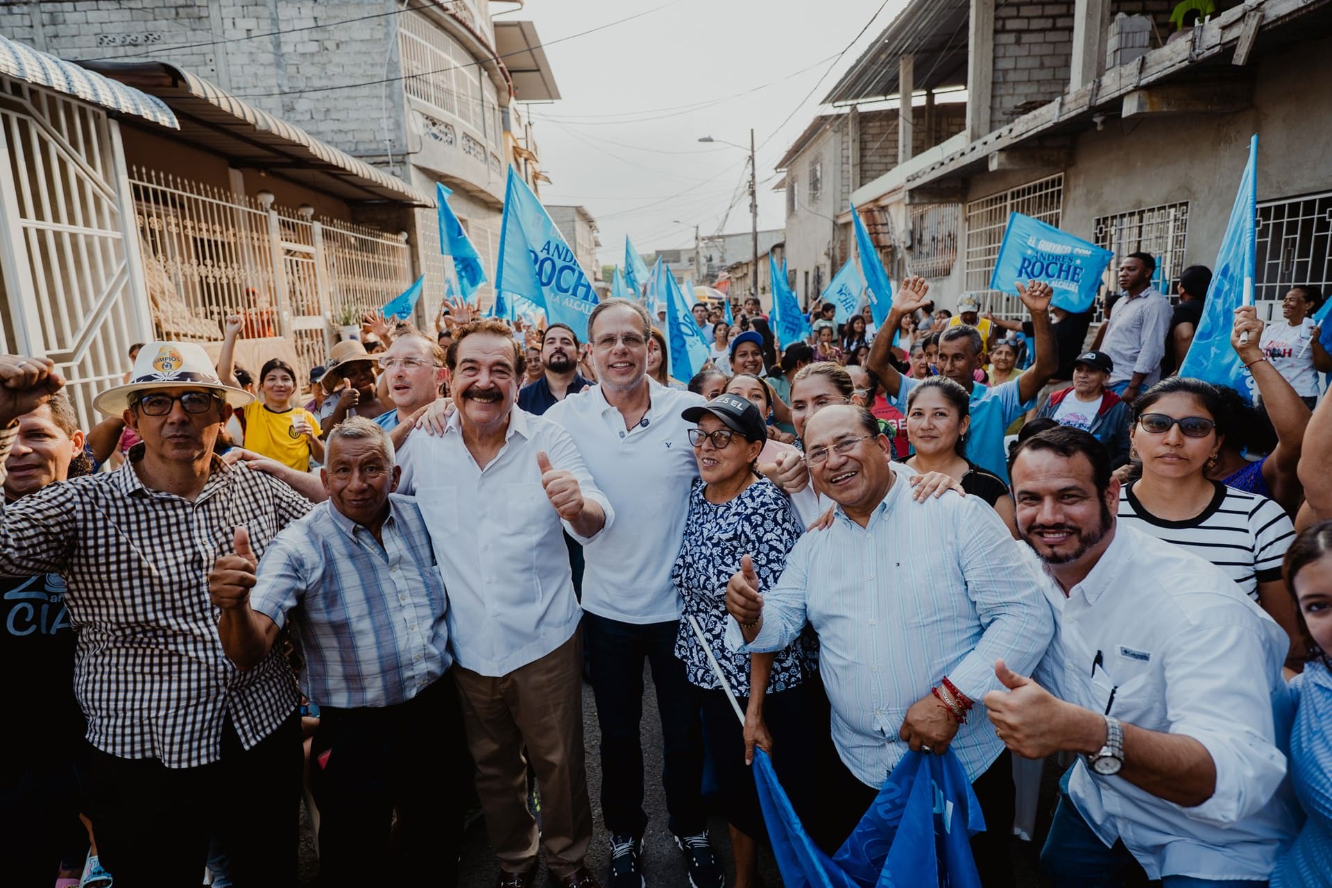 Andrés Roche junto a personas en Guayaquil